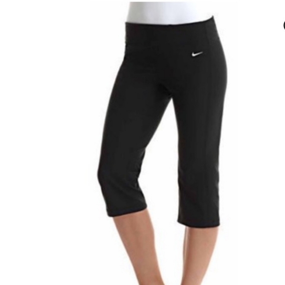 Nike Capris with Zipper pocket Workout legging yoga flare butt gym shorts black - Picture 1 of 3